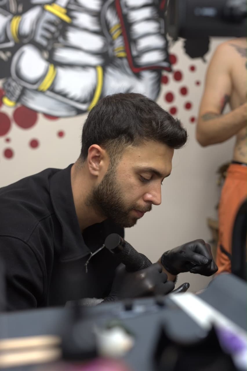 Vedat Şanlı HOUSE.INK stüdyosunda dövme yaparken
