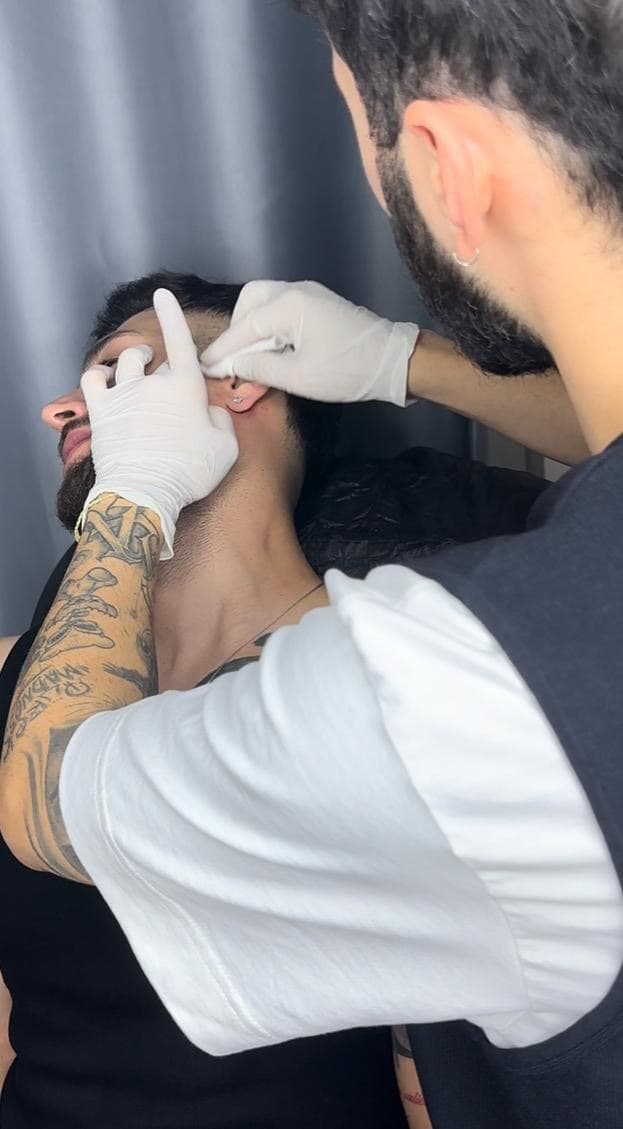 HOUSE.INK stüdyosunda yüz bölgesinde takı uygulaması