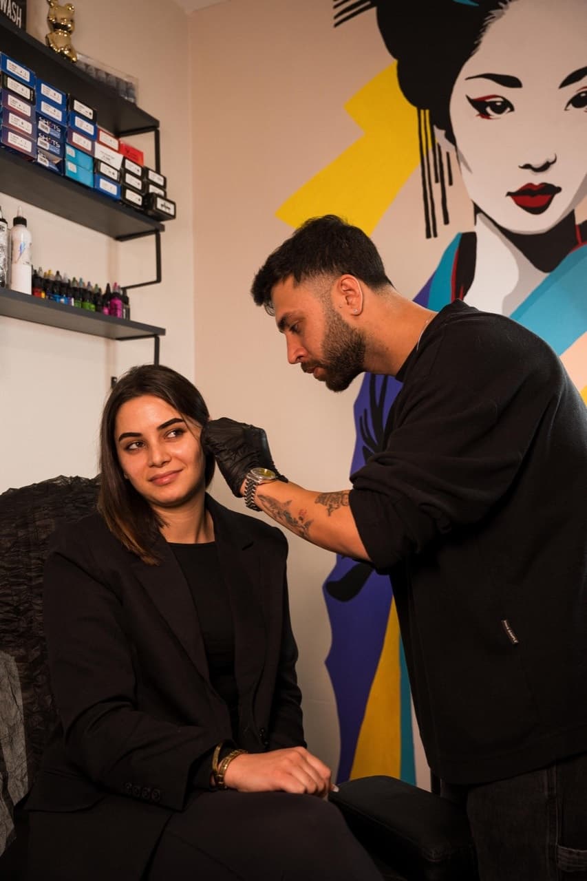 HOUSE.INK stüdyosunda kulak piercingi uygulaması