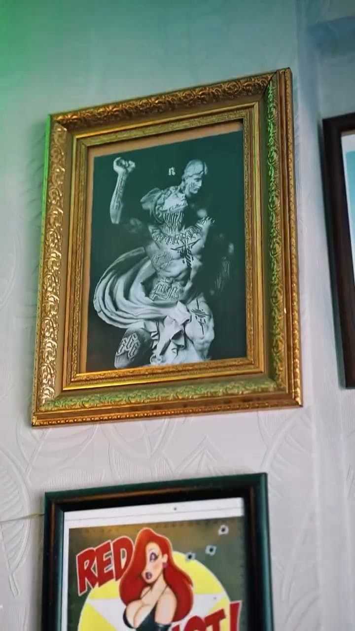 Altın çerçeveli çizim, stüdyo duvarı
