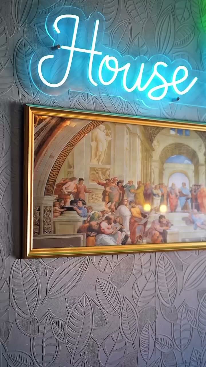 Neon House Ink tabelası ve Atina Okulu tablosu